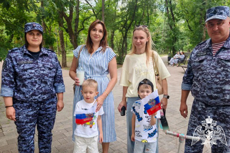 На Ставрополье росгвардейцы поздравили земляков с Днем Государственного флага России
