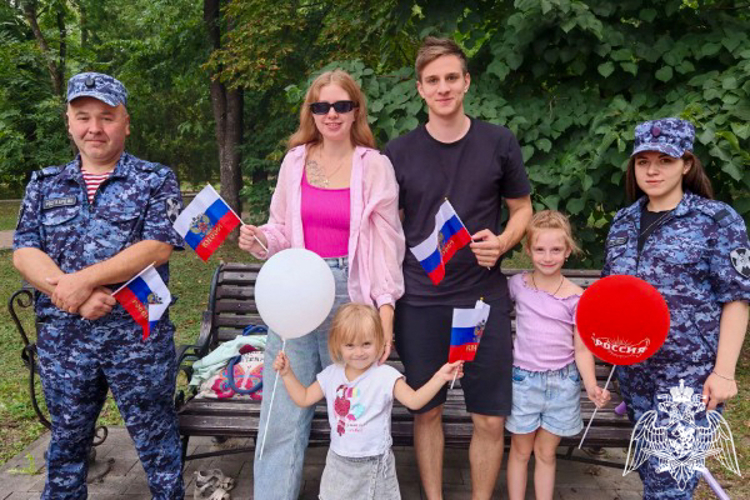 На Ставрополье росгвардейцы поздравили земляков с Днем Государственного флага России