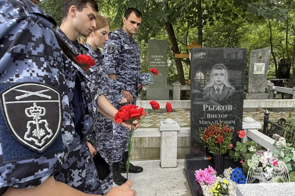 В Кисловодске росгвардейцы почтили память сослуживца, погибшего двадцать лет назад