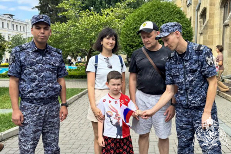 На Ставрополье росгвардейцы поздравили земляков с Днем Государственного флага России