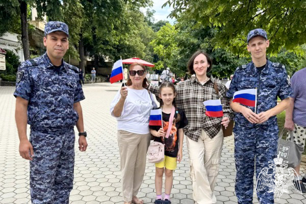 На Ставрополье росгвардейцы поздравили земляков с Днем Государственного флага России