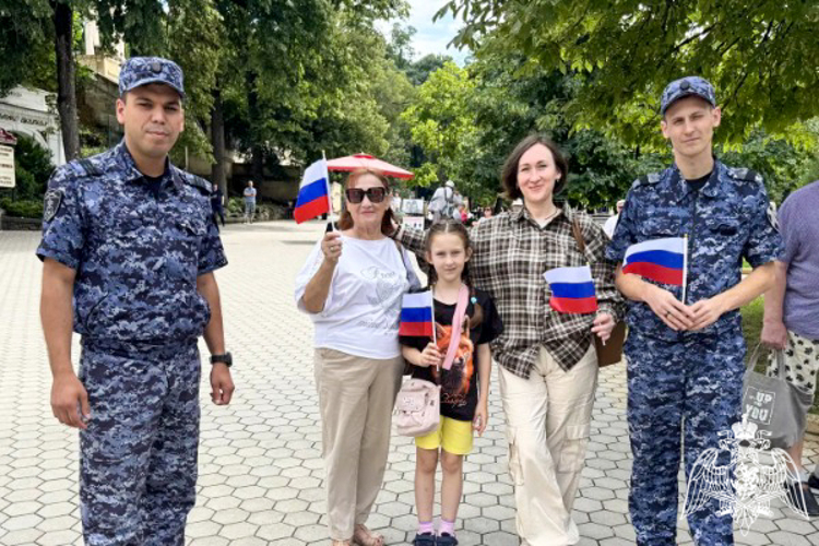 На Ставрополье росгвардейцы поздравили земляков с Днем Государственного флага России