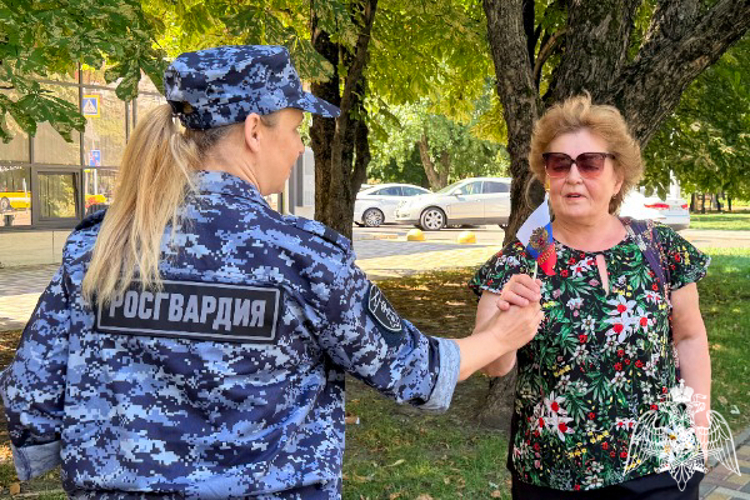 На Ставрополье росгвардейцы поздравили земляков с Днем Государственного флага России