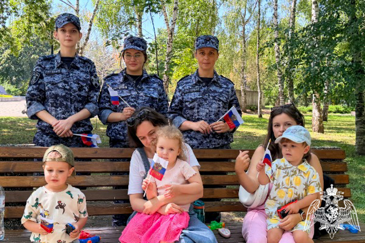 На Ставрополье росгвардейцы поздравили земляков с Днем Государственного флага России