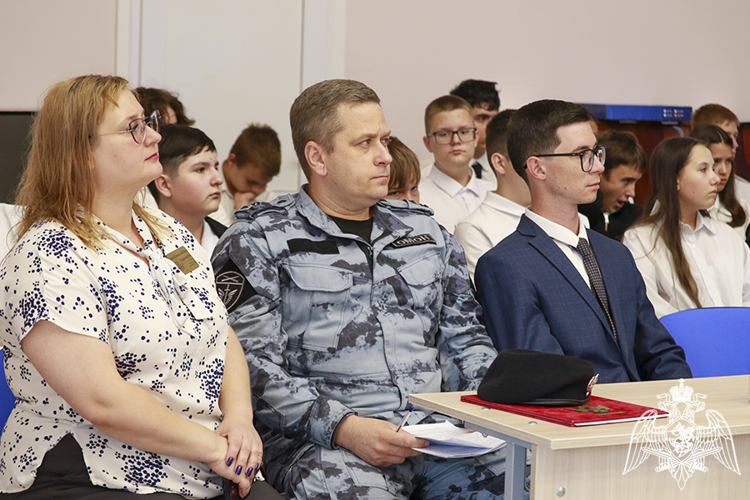 В День солидарности в борьбе с терроризмом росгвардейцы провели профилактические мероприятия в школах Ставрополья