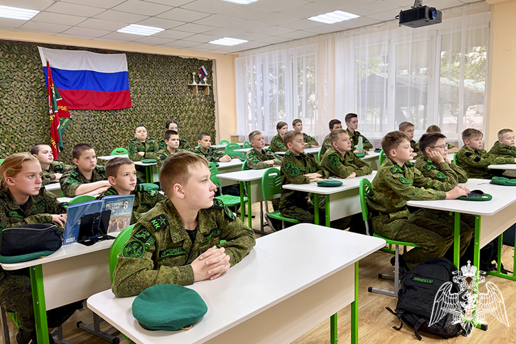 В День победы в Куликовской битве сотрудник ОМОН «Машук» провел урок мужества для кадет в Пятигорске 
