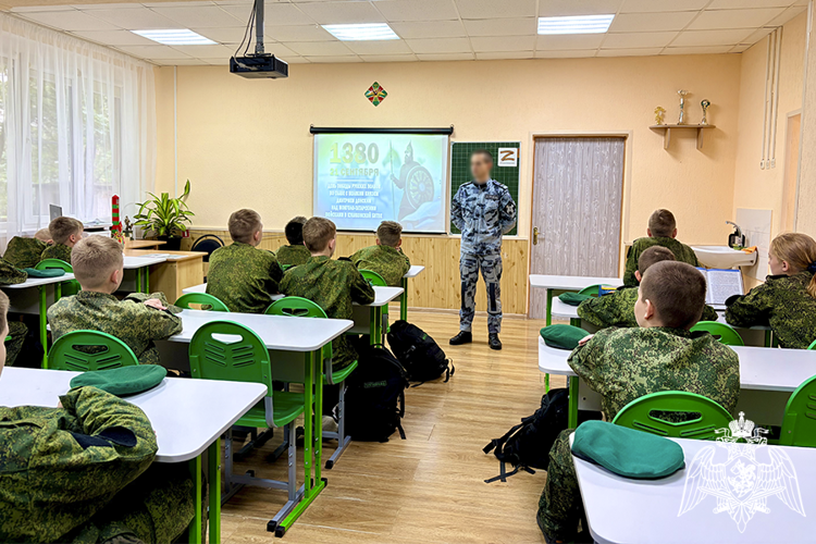 В День победы в Куликовской битве сотрудник ОМОН «Машук» провел урок мужества для кадет в Пятигорске 