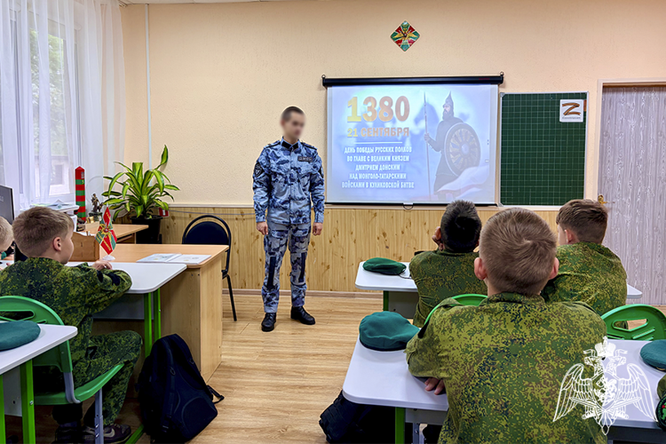 В День победы в Куликовской битве сотрудник ОМОН «Машук» провел урок мужества для кадет в Пятигорске 