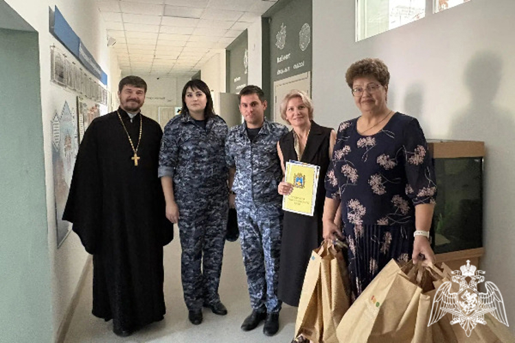 На Ставрополье росгвардейцы поздравили воспитанников подшефной школы-интерната с Днем знаний
