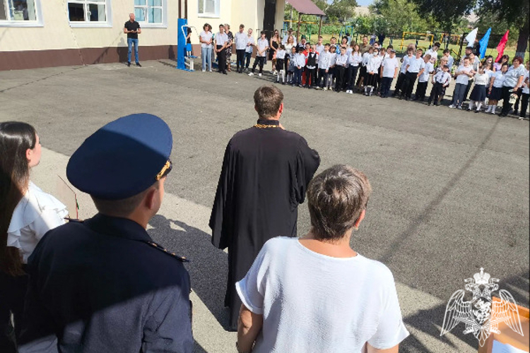 На Ставрополье росгвардейцы поздравили воспитанников подшефной школы-интерната с Днем знаний