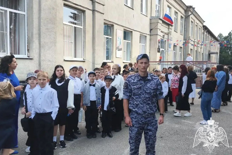 На Ставрополье росгвардейцы обеспечили охрану общественного порядка в ходе Дня знаний