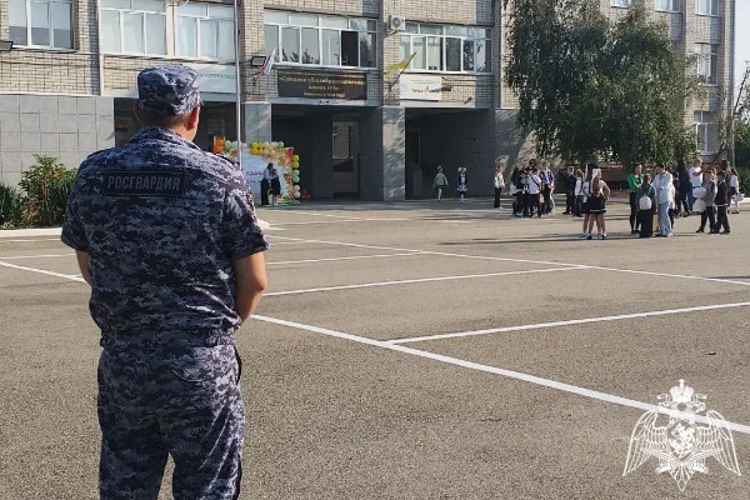 На Ставрополье росгвардейцы обеспечили охрану общественного порядка в ходе Дня знаний