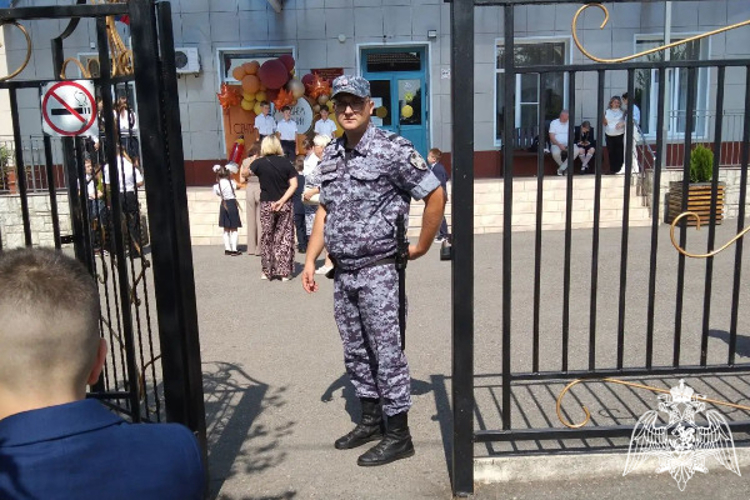 На Ставрополье росгвардейцы обеспечили охрану общественного порядка в ходе Дня знаний