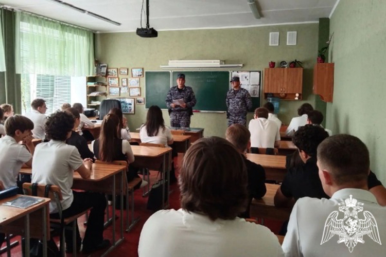 В преддверии Дня вневедомственной охраны росгвардейцы Ставрополья провели цикл уроков Мужества для школьников